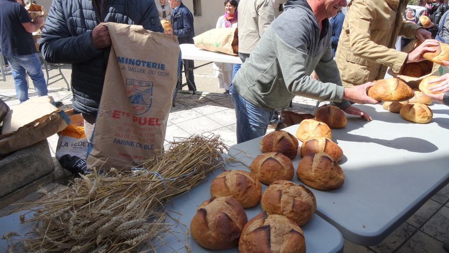 Les organisateurs distribuant les pains bénits.