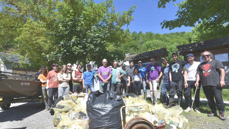 Une partie des bénévoles à la journée citoyenne nettoyage du lac de Castelnau-Lassouts-Lous.