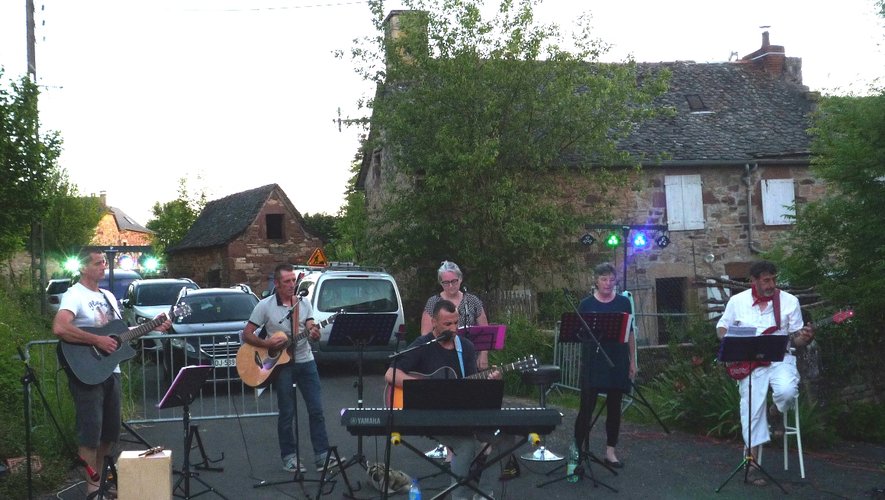 Les musiciens ont misde l’ambiance au cœur du villagede Saint-Geniez-des-Ers.