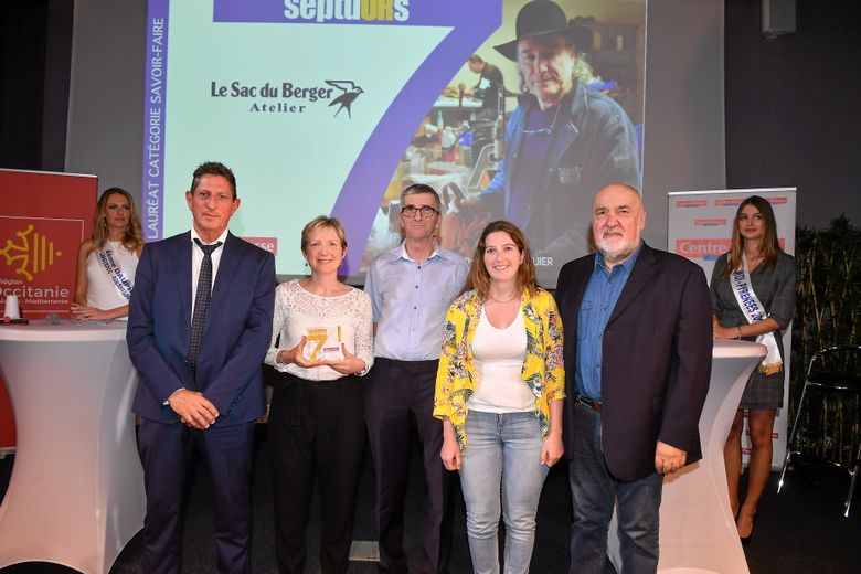 Serge Gélis, directeur délégué de Centre Presse (à gauche), lors de la remise de prix du savoir-faire à l’entreprise Le Sac du Berger.