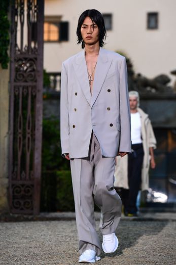 Nuque longue chez Givenchy. Florence,  12 juin 2019