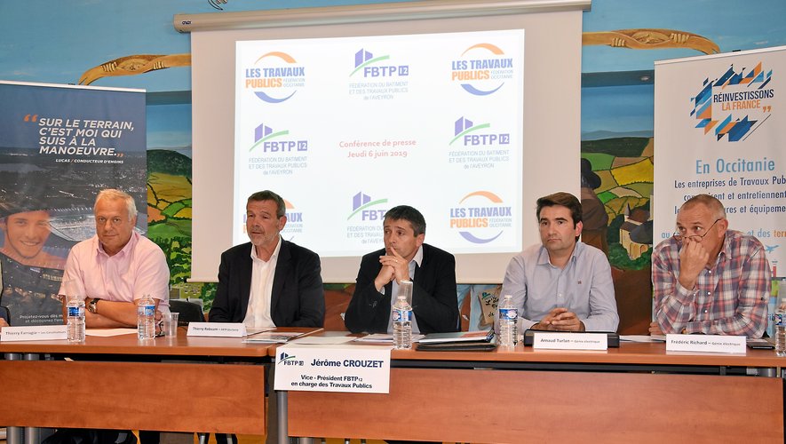 Jérôme Crouzet, au centre, entouré de plusieurs responsables de la fédération des travaux publics.