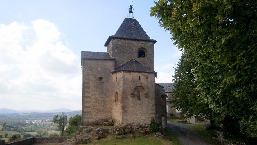 Chapelle romane du XI e siècle surplombant la vallée de la Serre