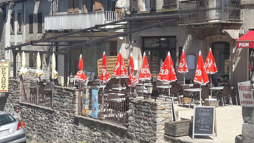 Le restaurant et sa terrasse sont prêts à accueillir les clients.