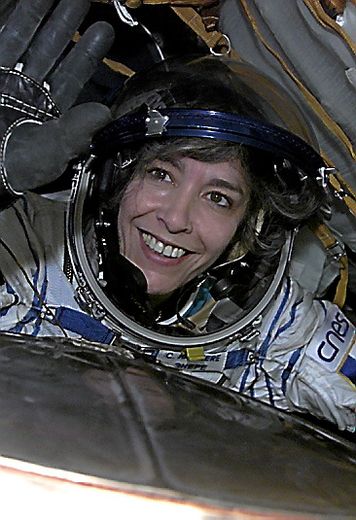 Claudie Haigneré,  première spationaute et première Européenne à avoir volé à bord de la station spatiale internationale au cours de la mission Andromède en 2001.