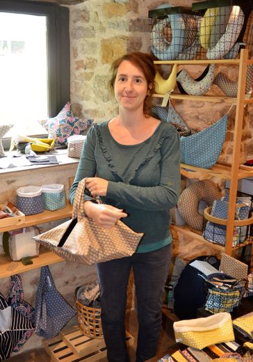 Charlotte Laudières dans sa boutique à Cadayrac. Elle est aussi présente sur le marché de Marcillac et autres évènements d’artisanat d’art.