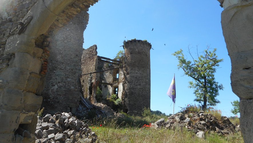 Le château se dresse entre Flagnac et Agnac.