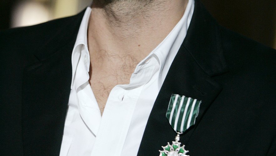 Le musicien Philippe Zdar pose avec l'insigne des Arts et Lettres, le 17 février 2005 à Paris