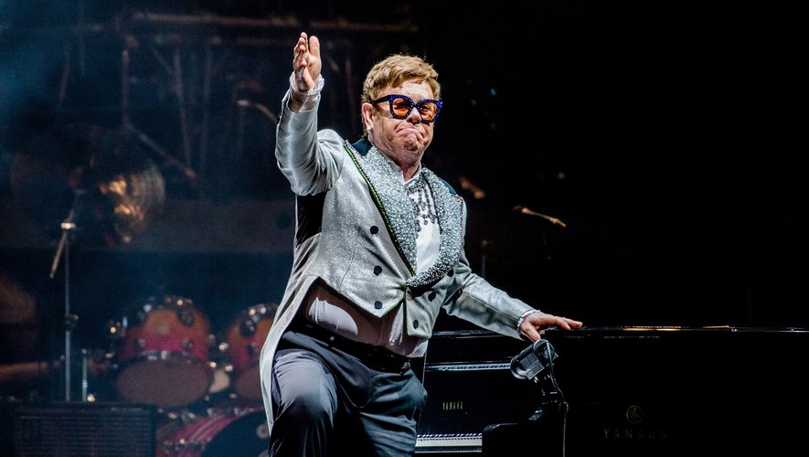Le chanteur pop-rock britannique Elton John, en tournée d'adieux en France, aura auparavant été décoré de la Légion d'honneur