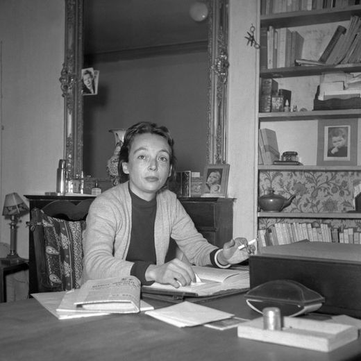 Christine Angot côtoie Boris Pasternak et Marguerite Duras n'est pas loin de Salman Rushdie dans la liste des 100 romans "qui ont le plus enthousiasmé" les critiques littéraires du Monde depuis sa création en 1944.