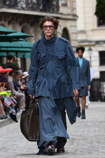 Chez Louis Vuitton, les accessoires sont très présents. Virgil Abloh a imaginé de grands sacs très luxe, et dote également ses mannequins de cerfs-volants XXL. Paris, le 20 juin 2019.