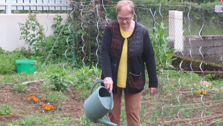 Anne Marie Bousquet, dit Annette, qui ne veut pas un jardin parfait mais un jardin qui lui ressemble, où les légumes et les fleurs se mélangent.