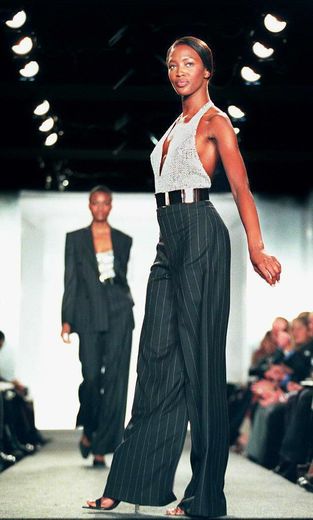 Naomi Campbell affiche une silhouette féminine et élégante dans un ensemble issu de la collection automne 1997 de Ralph Lauren. New York, le 9 avril 1997.