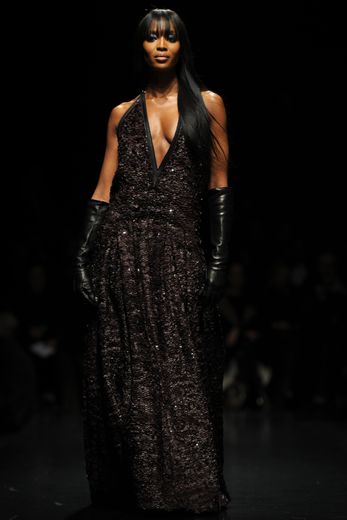 Toujours dans une longue robe qui sublime sa silhouette, Naomi Campbell porte une création issue de la collection automne-hiver 2012-2013 de la maison Roberto Cavalli. Milan, le 27 février 2012.