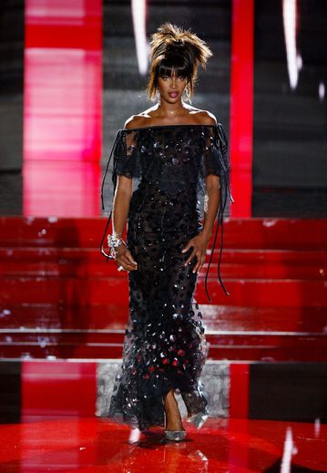 En 2003, Naomi Campbell porte l'une des sublimes créations - dignes des plus beaux tapis rouges - de la maison Valentino à l'occasion du défilé haute couture automne-hiver 2003/2004. Paris, le 9 juillet 2003.