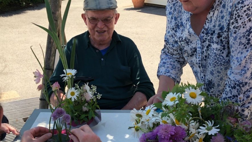 L’atelier d’art floral au Bon Accueil de l’Argence fleure bon la convivialité