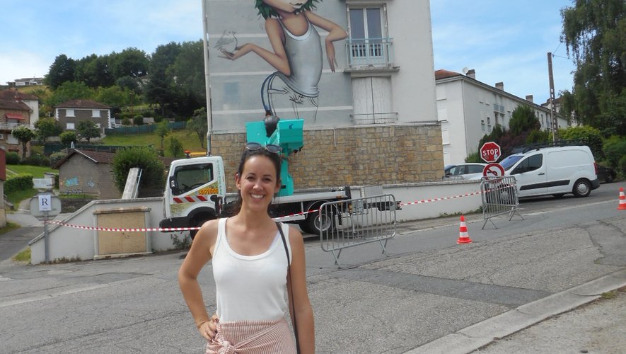 Amélie Vielle, la directrice artistique du festival, avec en fond l’artiste Vinie à l’oeuvre, à Trépalou.