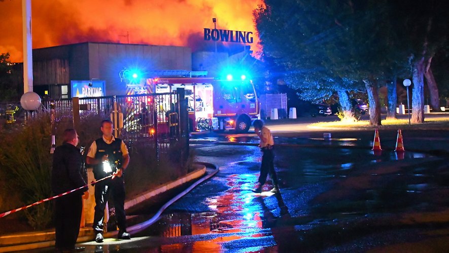 Lundi 30 juillet au petit matin, le feu ravageait le Bowling du Rouergue à Onet. La thèse criminelle a été privilégiée. 