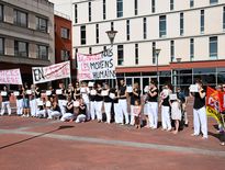 Mercredi 26 juin, une trentaine d’infirmiers, de médecins et d’aides-soignants se sont retrouvés sur le parvis de l’hôpital pour cette première journée d’action.