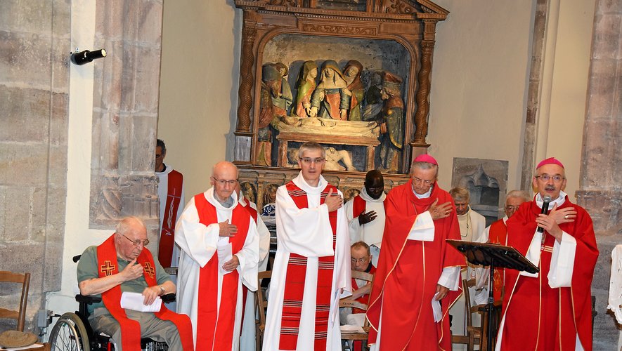 Très attentif à l’intervention de l’évêque François Fonlupt (à droite), le père Marius Garrigues (à gauche, en fauteuil roulant), retiré depuis longtemps  à la maison de retraite Saint-Amans de Rodez, est le doyen des prêtres diocésains : 98 ans, dont 73 de presbytérat !