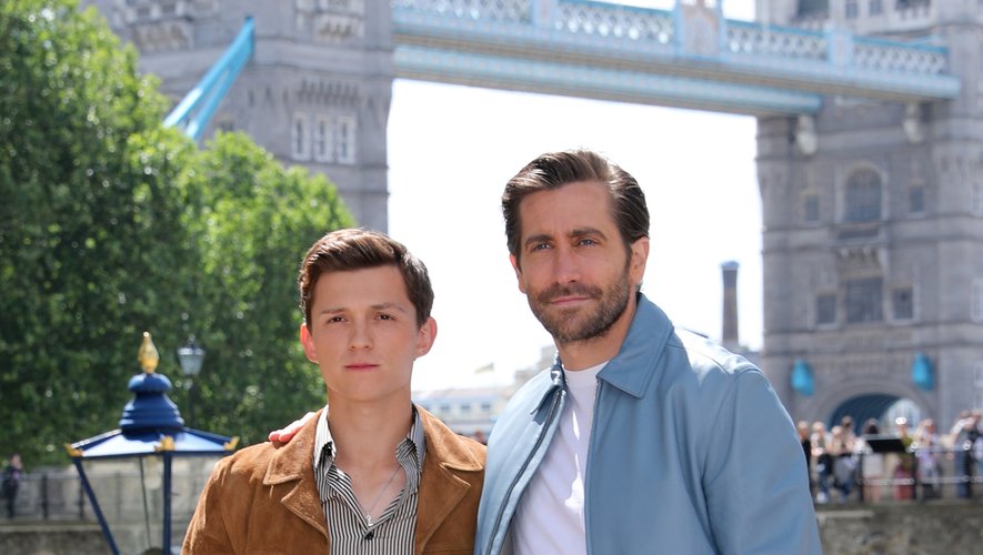 Tom Holland (à gauche) et Jake Gyllenhaal devant la Tour de Londres pour leur dernier film "Spider-Man: Far From Home", en salles le 3 juillet.
