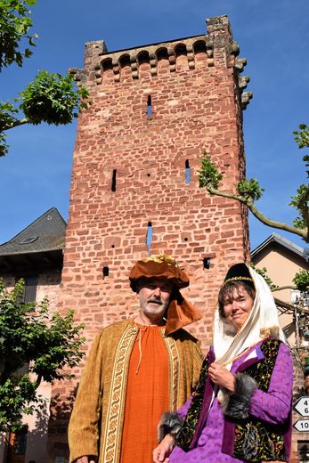 Francis et Nadine, deux amis de l’association, ont enfilé des costumes d’époque, au pied de la tour qui devrait être restaurée grâce à la vente.