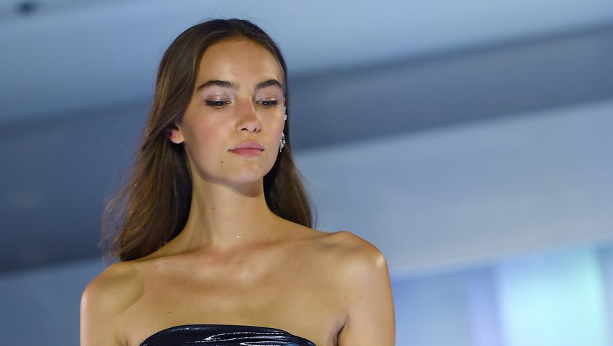 Fidèle à son esthétique, Azzaro Couture propose également des silhouettes très sensuelles, avec des robes courtes aux découpes féminine et sexy et des jeux de matières. Paris, le 1er juillet 2019.