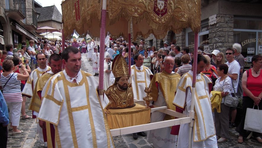 À l’issue de la messe, la légendaire procession en l’honneur de Saint Fleuret déambulera dans les rues du village.