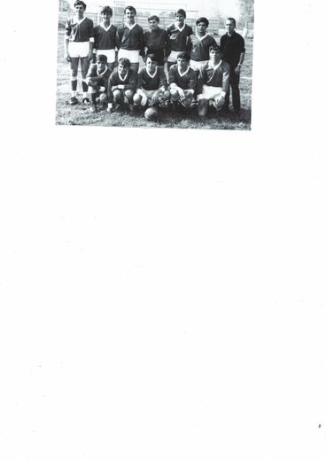 Les cadets du FCD 1965-66 entraînés par H. Bouzembil. Le 2° accroupis en partant de la gauche est F. Zarate (derrière : JP Pharamond); le 2° à droite est R. Bernabé (derrière : Ch. Tornéro).