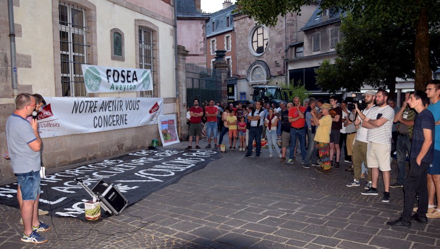 Une petite centaine d'agriculteurs aux côtés de Laurent Saint-Affre (avec le micro), président de la FDSEA dans le département.
