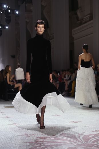 Chez Givenchy aussi l'élégance est pure et délicate avec des créations bicolores, noir et blanc, affichant des cols montants, des manches longues, allongeant la silhouette. Paris, le 2 juillet 2019.