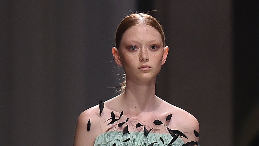 Dans une attitude plus sombre, voire un brin rock, les mannequins déambulent dans des créations recouvertes de plumes comme en suspensions chez Givenchy. Paris, le 2 juillet 2019.