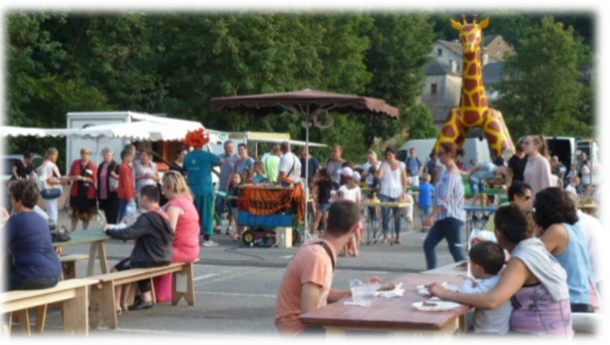 Les marchés attirent la foule.