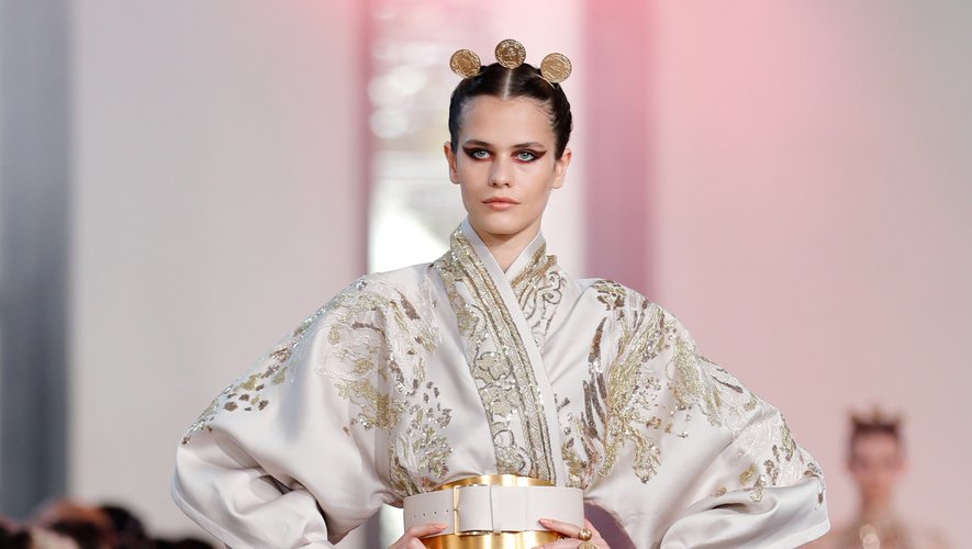 L'Asie se lit également dans les formes et coupes choisies par Elie Saab, qui propose notamment de grandes robes inspirées par le kimono, entièrement brodées. Paris, le 3 juillet 2019.