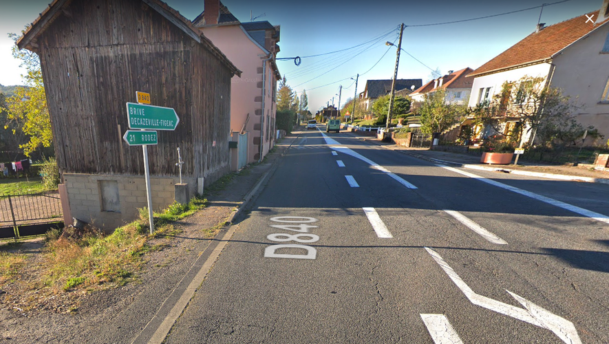 La largeur réglementaire de la voie (minimum 7 m) réduit d'autant plus la dimension des trottoirs le long de la RD840.