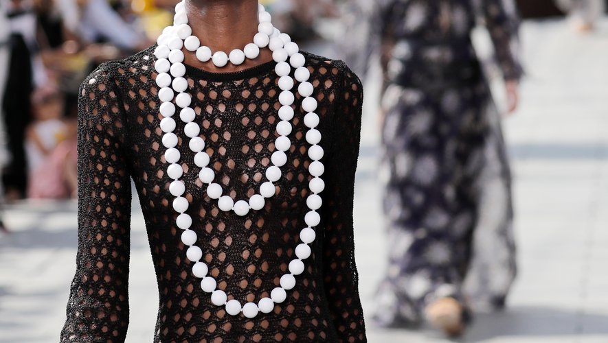 Les colliers en perles, formats et longueur XXL, de Maison Rabih Kayrouz. Paris, le 1er juillet 2019.