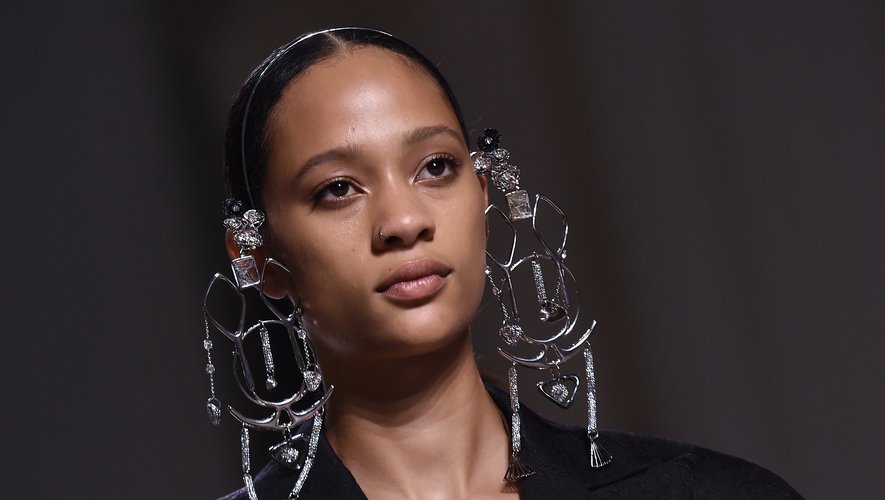 Les immenses pendants d'oreilles en forme de squelettes revisités de Givenchy. Paris, le 2 juillet 2019.