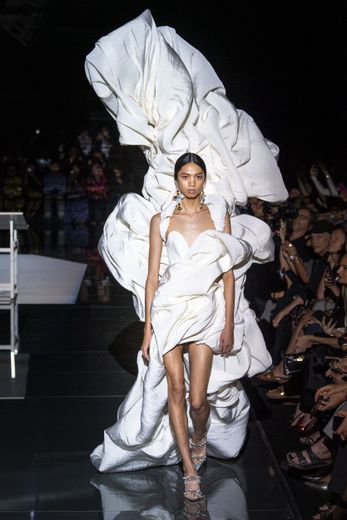 La robe de mariée de Schiaparelli - "White over Real" en faille de soie drapée blanche sculptée de façon vertigineuse et subaquatique. Paris, le 1er juillet 2019.