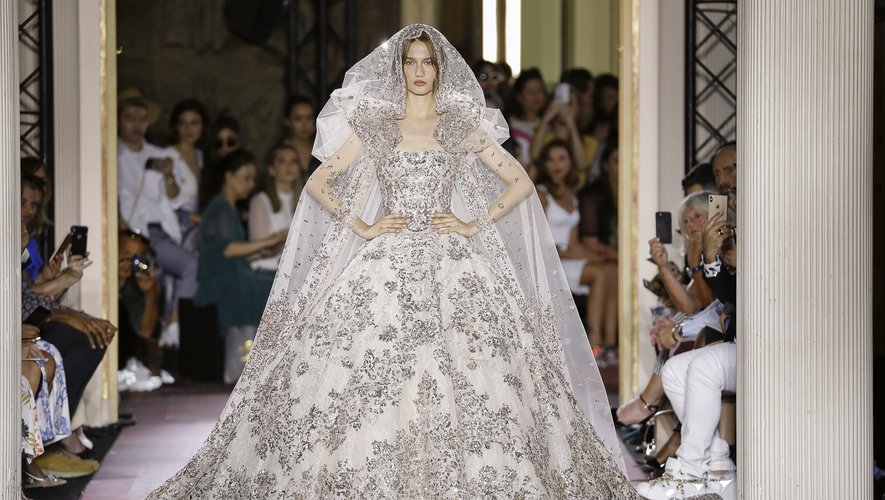 La robe de mariée de Zuhair Murad - Robe ivoire ornée de cristaux scintillants, voile de tulle de soie recouvert de cristaux et sequins argentés. Paris, le 3 juillet 2019.