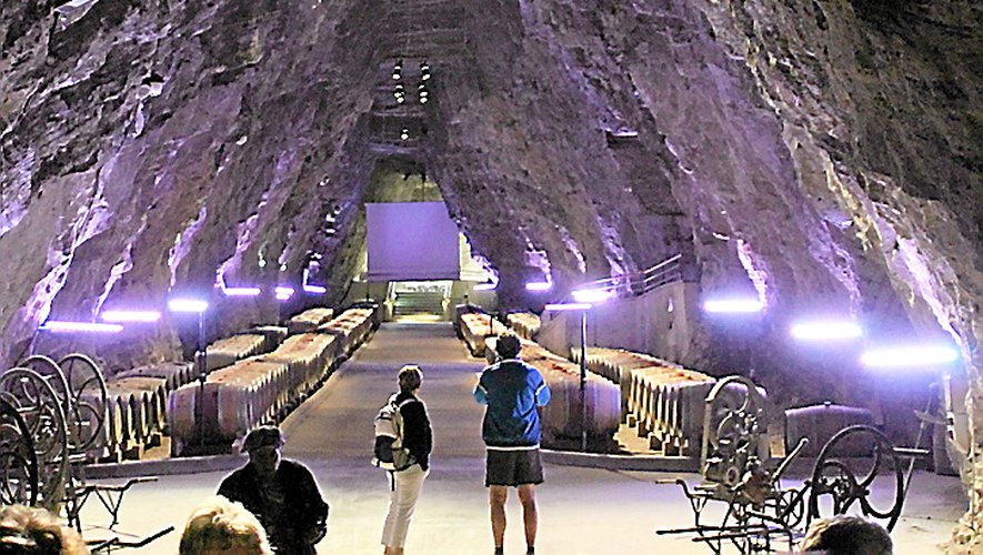 Des caves souterraines « Terra-Vinaé ». Véritable cathédrale, tailléepar des mineurs, dans le gypse à 80 mètres sous terre,