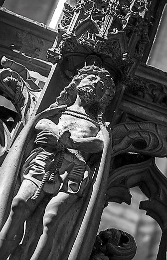 Le très beau Christ  de l’Ecce Homo sur la clôture flamboyante de la chapelle.