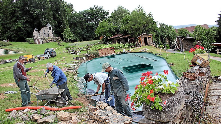 Les bénévoles travaillent d’arrache-pied, comme ici avec la construction d’un muret autour du nouveau bassin.