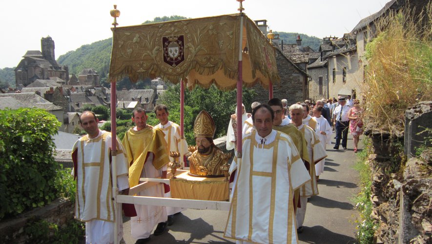 Près de 150 figurants, en costumes historiques et religieux, ont animé le village.