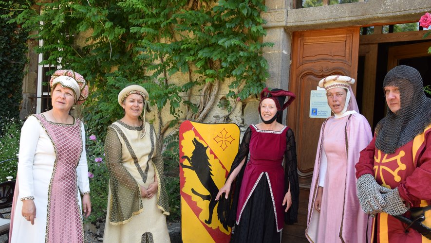 Des  dames de cours portent les costumes de Clairvaux pour ont pris la route du Carladez.