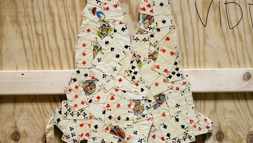 Martin Margiela Homme, printemps-été 2006 : veston Artisanal fait d'un assemblage de cartes à jouer mélangées, teintes, chiffonnées, et repassées pour avoir un effet vieilli. Modèle réalisé en 5 exemplaire. Estimation : 8.000 - 10.000€.