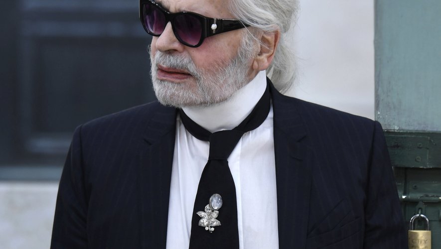 La chemise blanche, indissociable de Karl Lagerfeld, sera l'objet d'une réinterprétation de la part des proches du grand couturier pour rendre hommage à son héritage.
