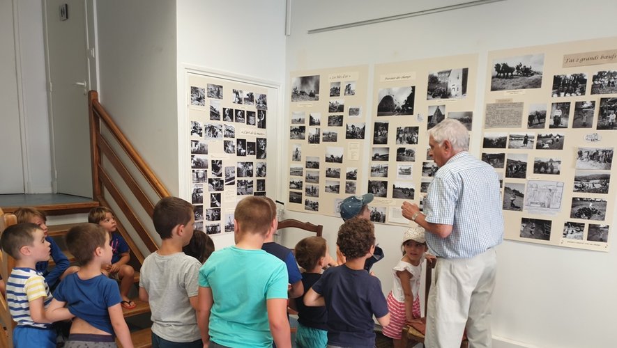 Les enfants étaient attentifs aux explications du président Serge Bories et curieux devant les photos retraçant la vie de leurs aïeux.