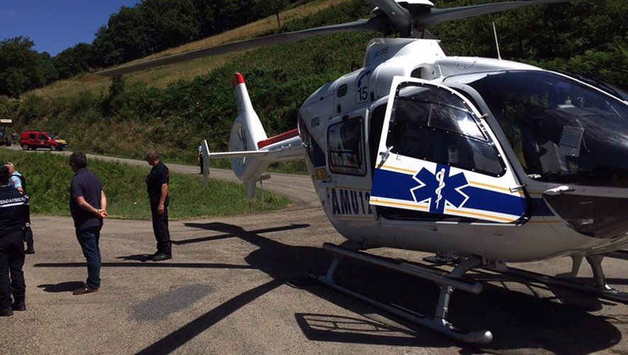 La victime a été transportée par l'hélicoptère du Smur vers le centre hospitalier de Rodez.