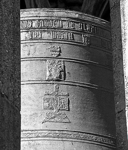 « Une seule cloche de l’époque des bâtisseurs du clocher de la cathédrale et fondue en 1523, demeure encore, immobilisée aujourd’hui dans le lanternon sommital. Elle est ornée de médaillons en relief dont une représentation de saint François d’Assise recevant les stigmates, auquel François d’Estaing était très attaché ».