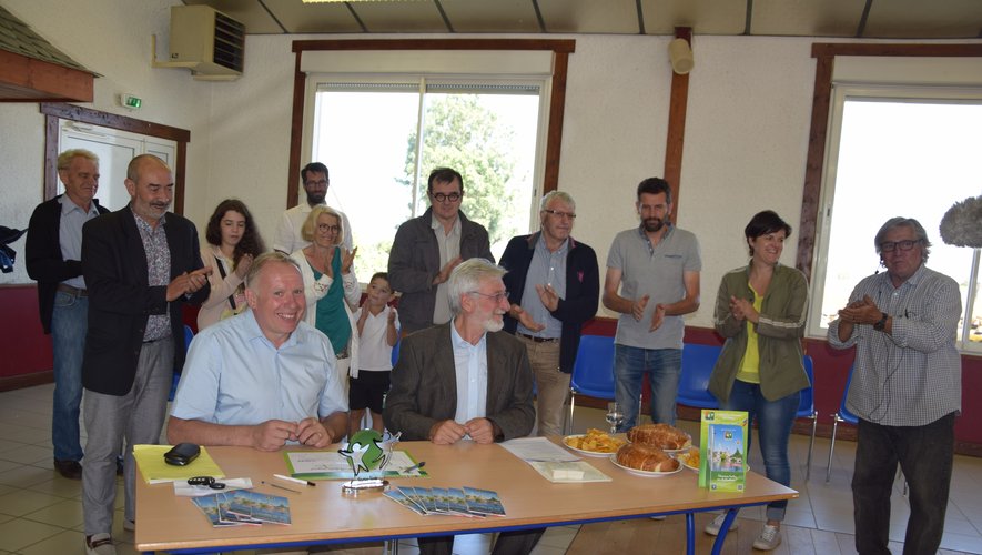 Jean Valadier, maire d'Argences en Aubac et Didier Duboisset pour la fédération des Stations Vertes ont signé la convention ce dimanche.
